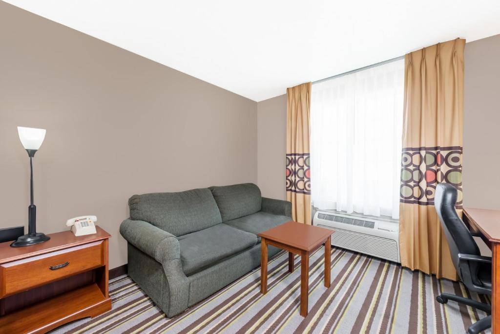 Deluxe King Suite – Non-Smoking