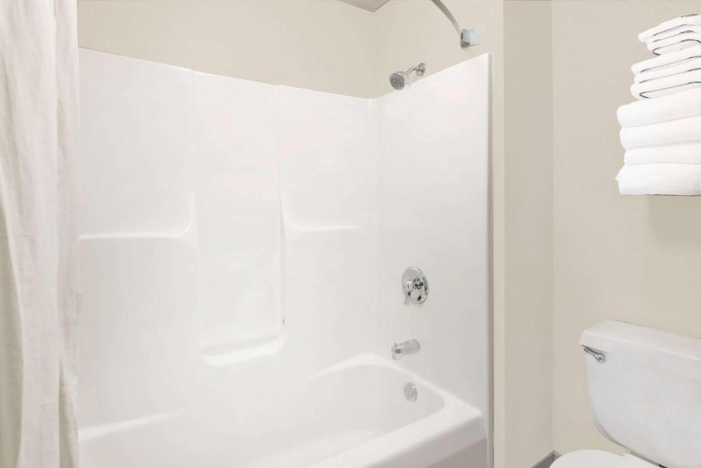 Deluxe King Suite – Non-Smoking