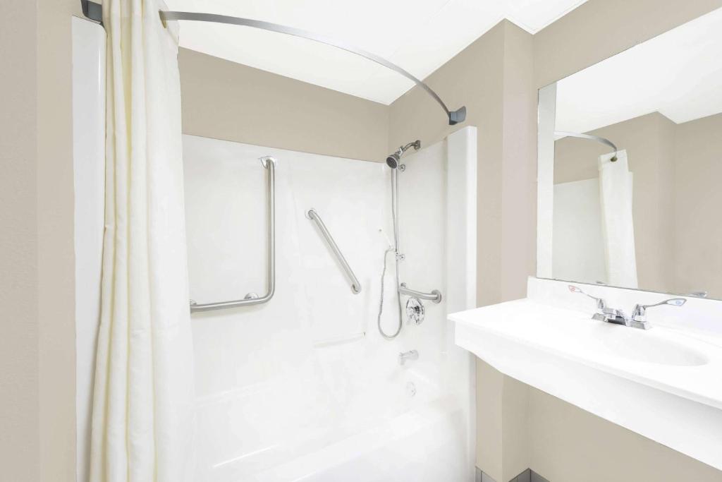 Queen Room – Disability AccessNon-Smoking