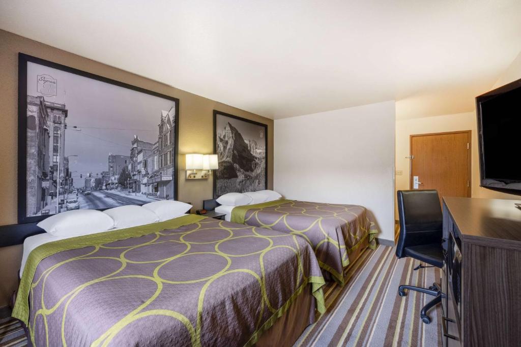 Queen Room with Two Queen Beds – Non-Smoking