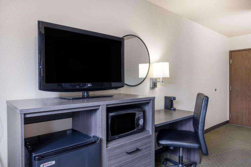 Queen Studio Suite – Non-Smoking