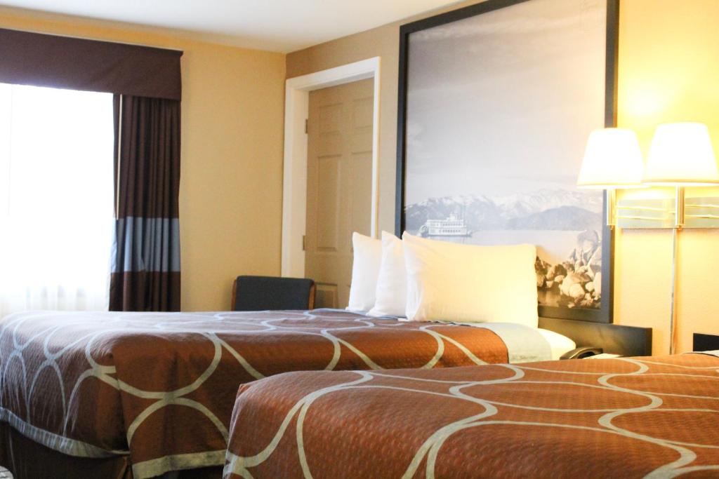 Queen Room with Two Queen Beds – Non-Smoking