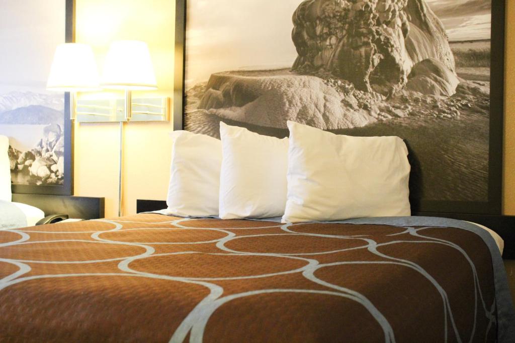 Queen Room with Two Queen Beds – Pet FriendlyNon-Smoking