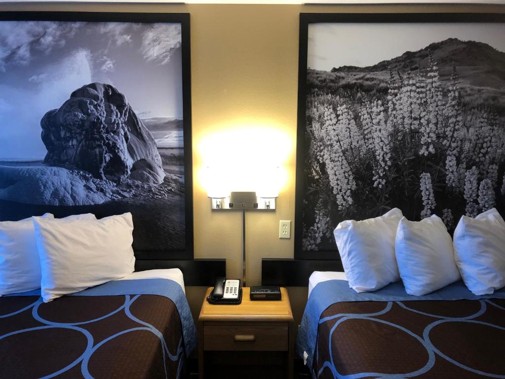 Queen Room with Two Queen Beds – Pet FriendlyNon-Smoking