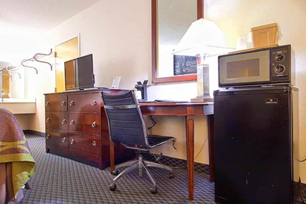 Deluxe Double Room with Two Double Beds – Non-Smoking