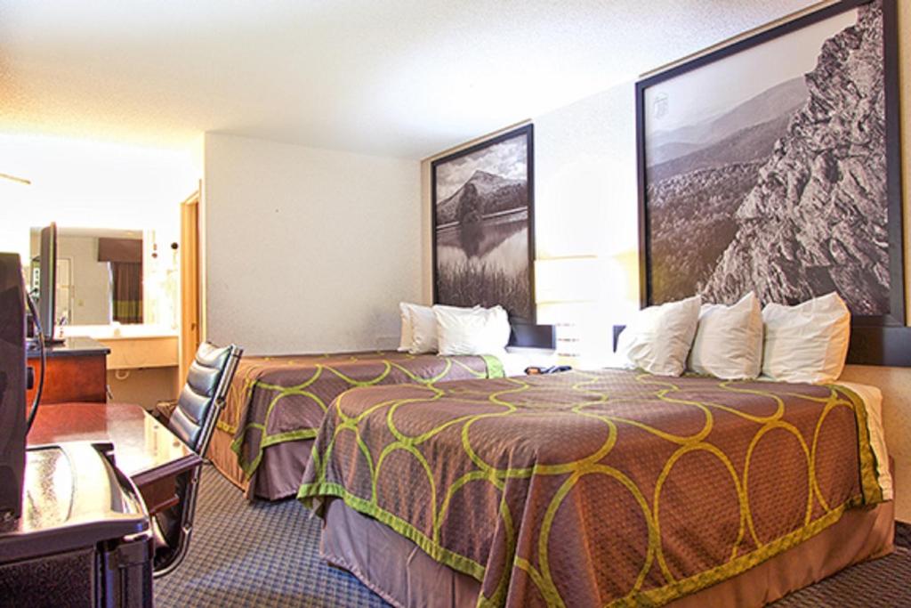 Deluxe Double Room with Two Double Beds – Non-Smoking