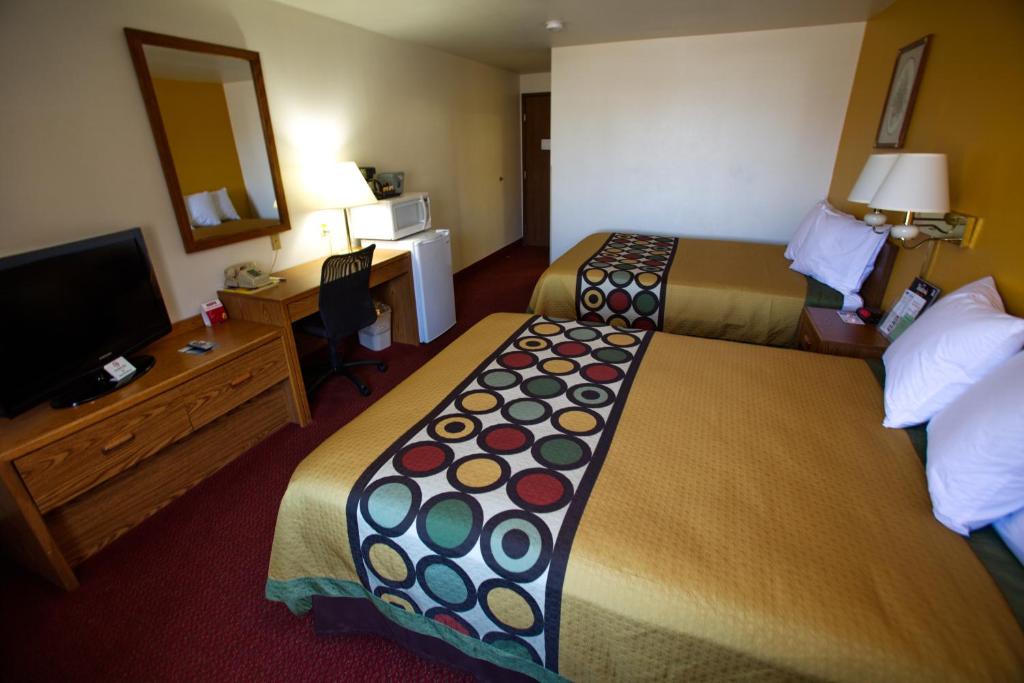 Queen Room with Two Queen Beds – Non-Smoking