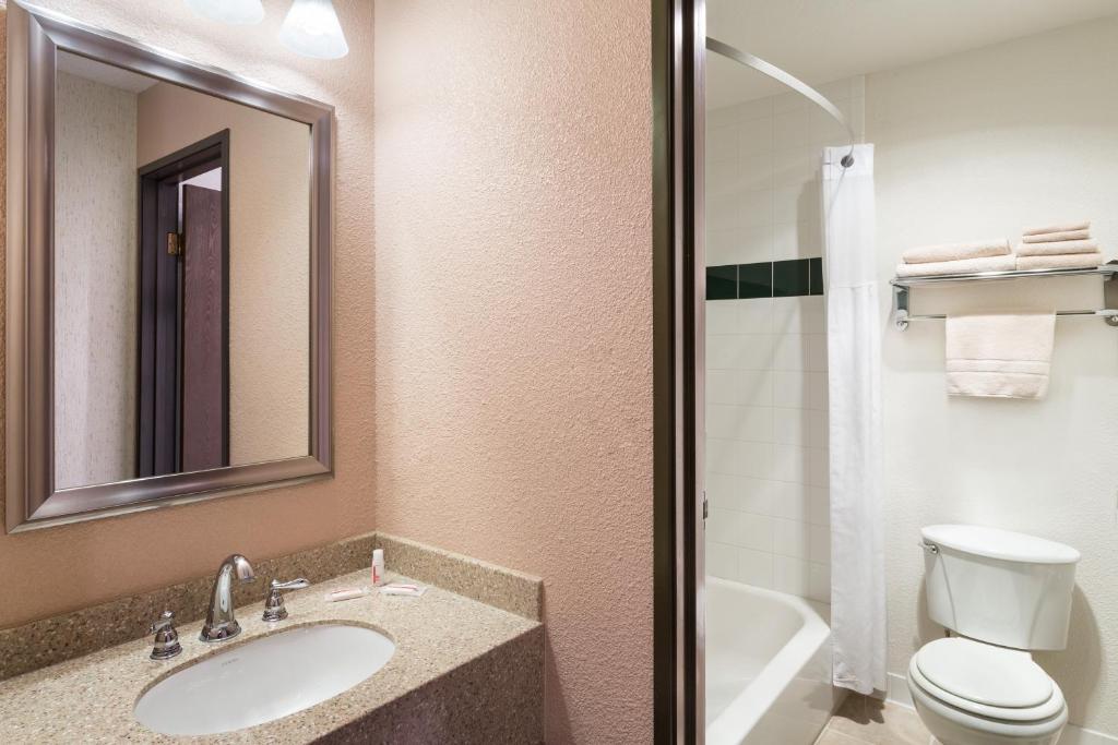 Deluxe Queen Room – Disability Access- Non-Smoking