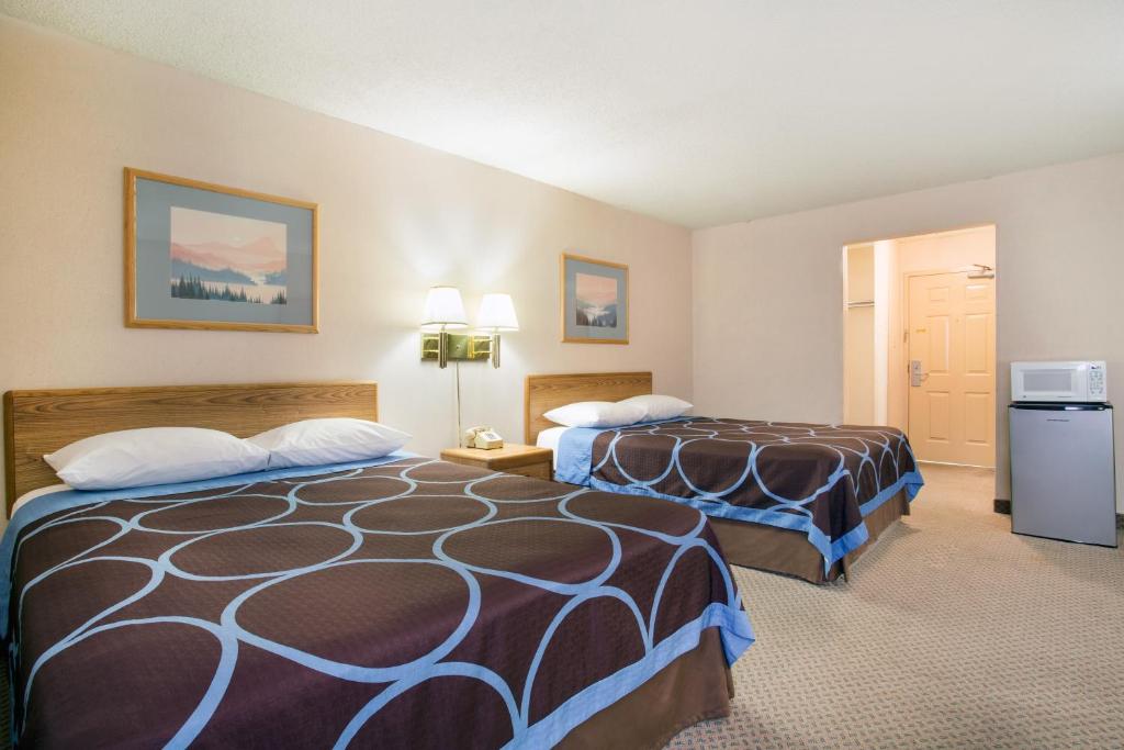 Queen Room with Two Queen Beds – Non-Smoking