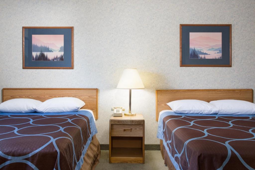 Queen Room with Two Queen Beds – Non-Smoking