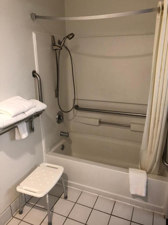 Queen Room – Mobility AccessNon-Smoking