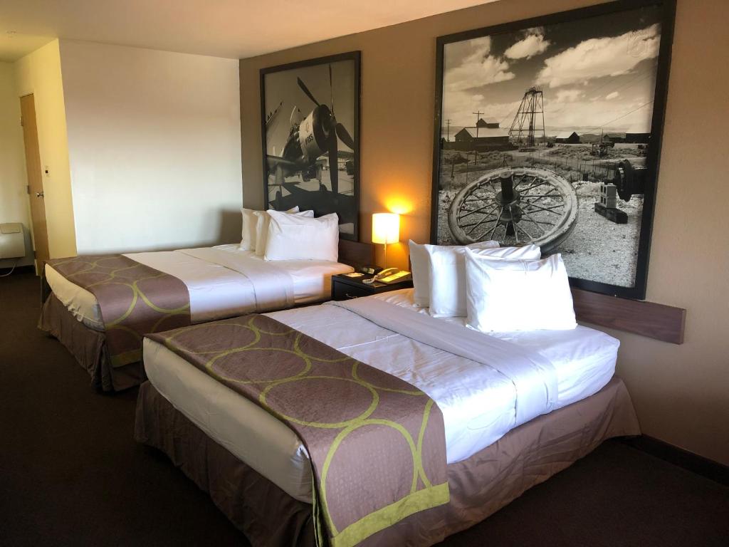 Queen Room with Two Queen Beds – Non-Smoking