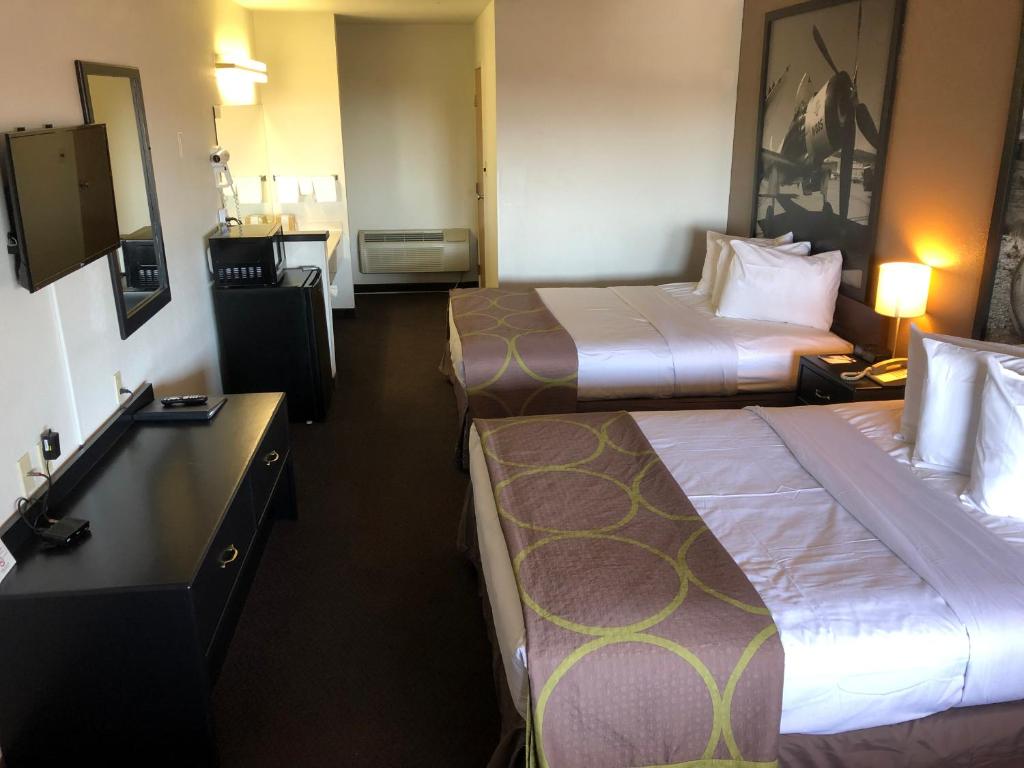 Queen Room with Two Queen Beds – Smoking