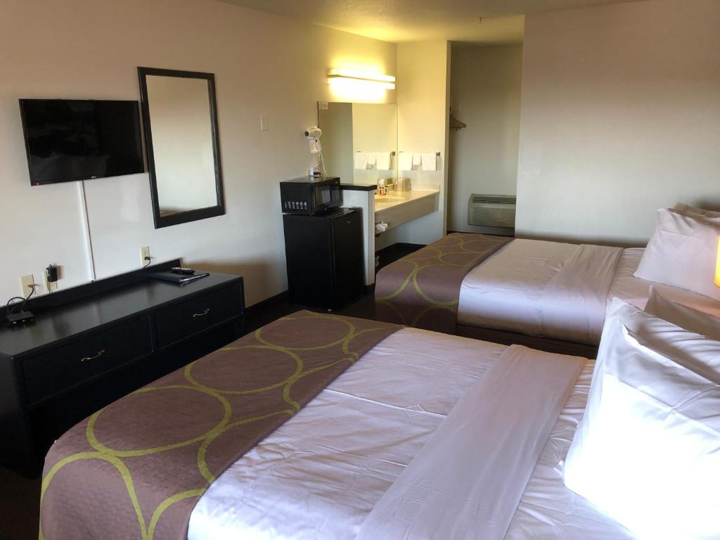 Queen Room with Two Queen Beds – Smoking