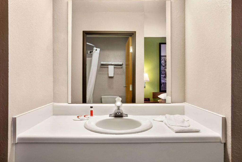 King Room – Disability Access – Non-Smoking