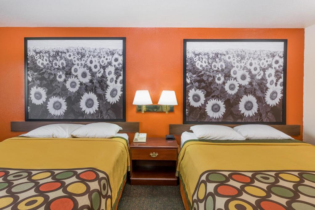 Queen Room with Two Queen Beds – Non-Smoking