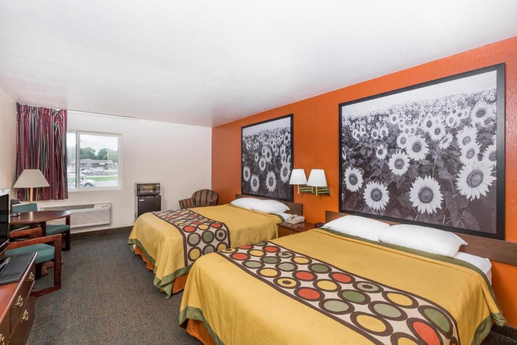 Queen Room with Two Queen Beds – Non-Smoking