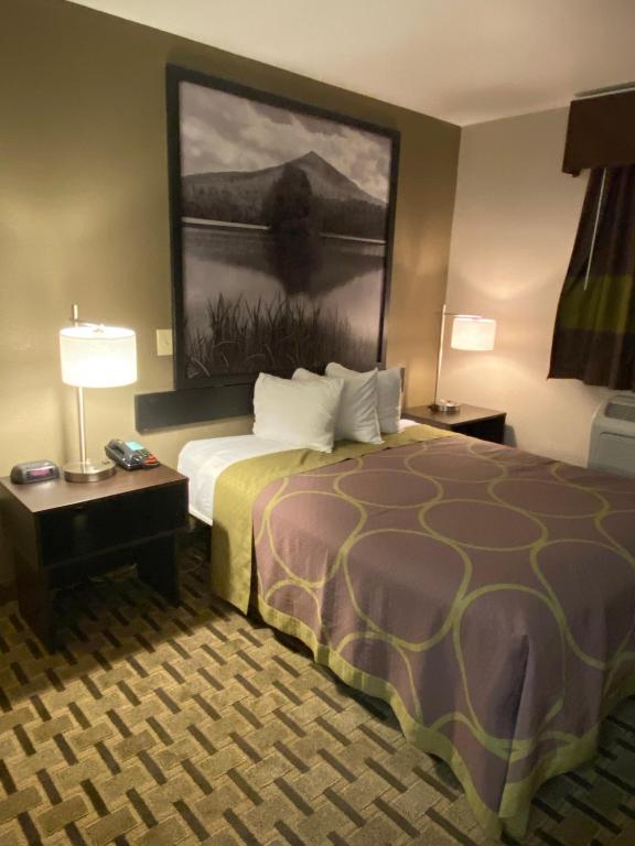 Deluxe King Room – Non-Smoking