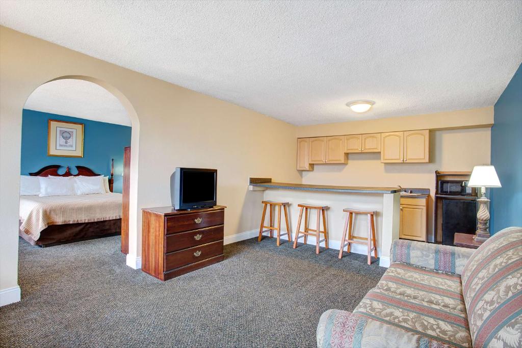 1 King Bed Studio Suite Non-Smoking