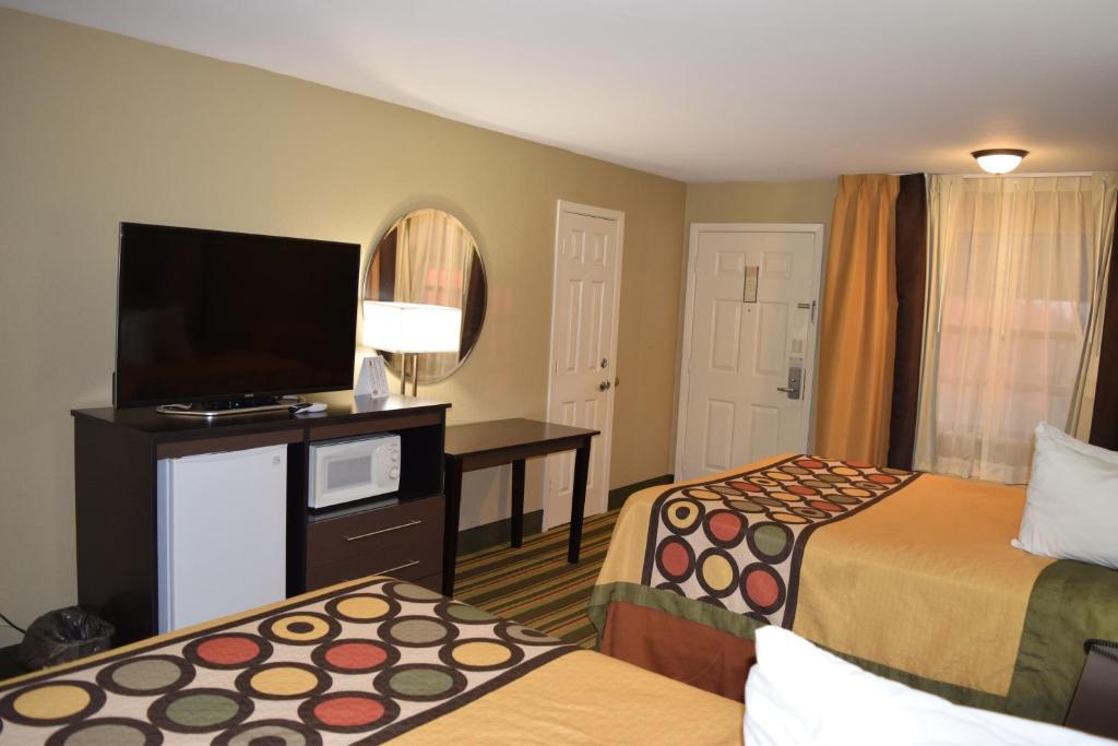 Queen Room with Two Queen Beds – Non-Smoking