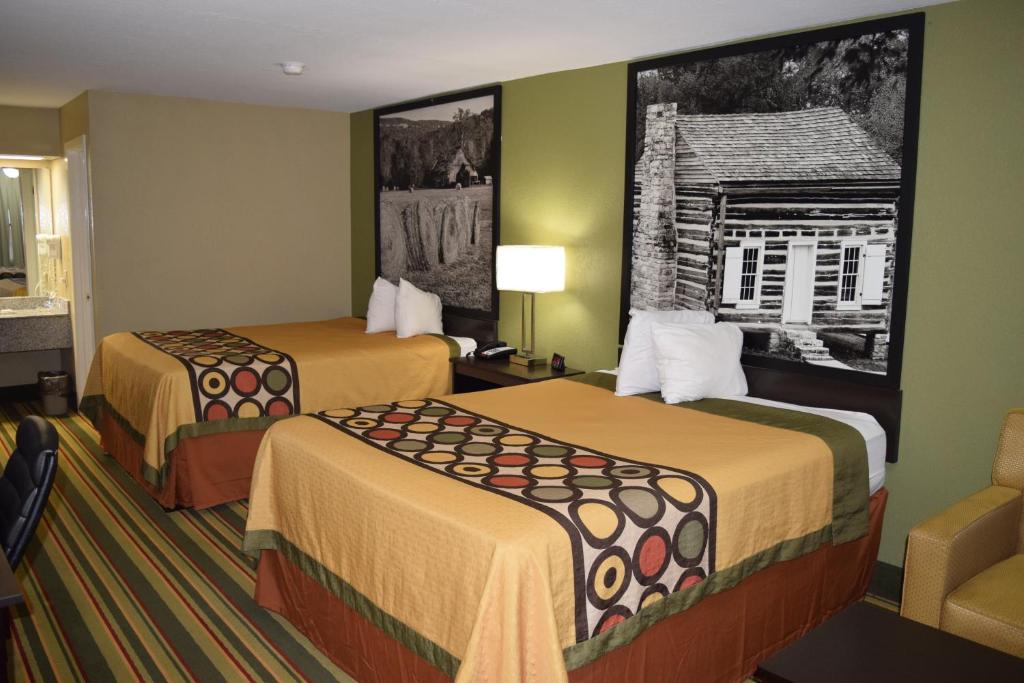 Queen Room with Two Queen Beds – Non-Smoking