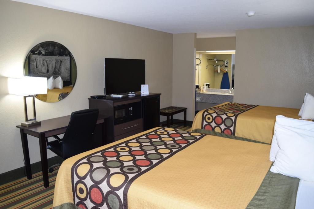 Queen Room with Two Queen Beds – Smoking