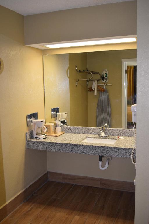 Queen Room with Two Queen Beds – Smoking