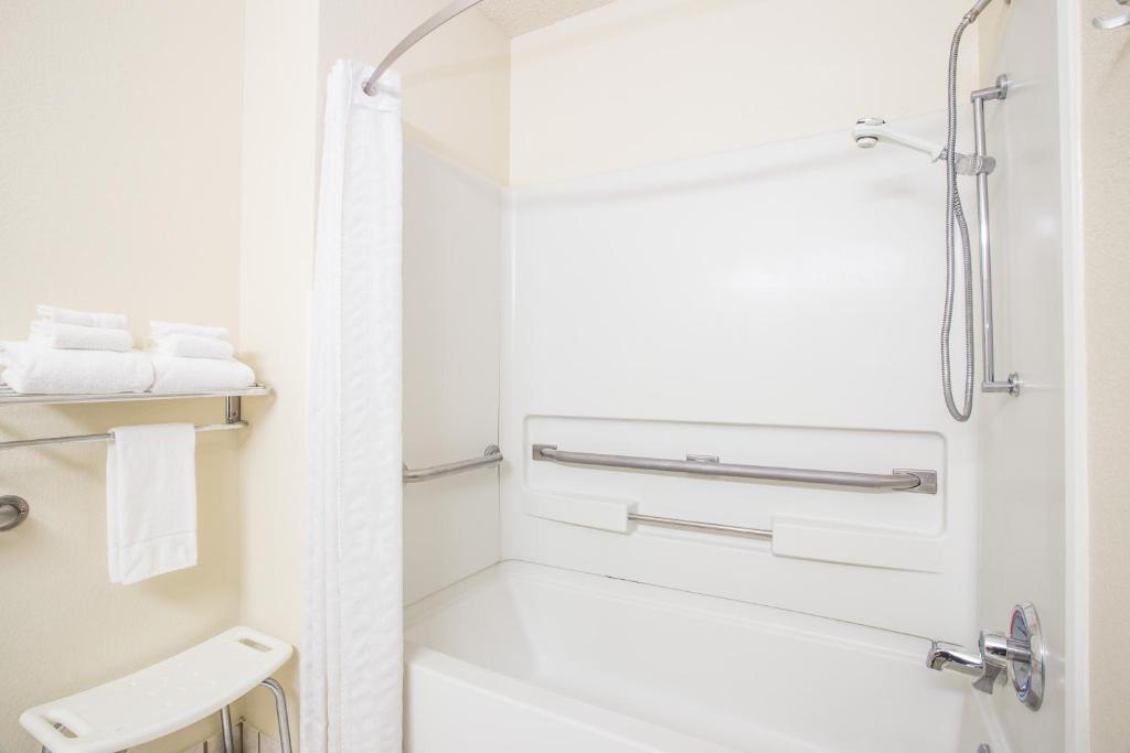 Queen Room – AccessibleNon-Smoking