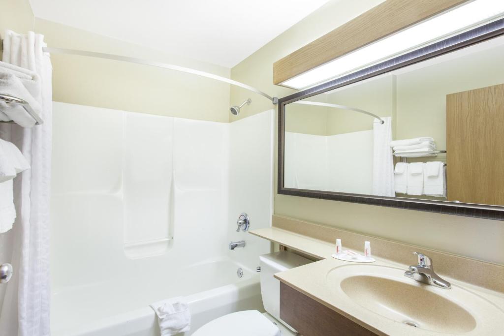 Queen Suite – Non-Smoking