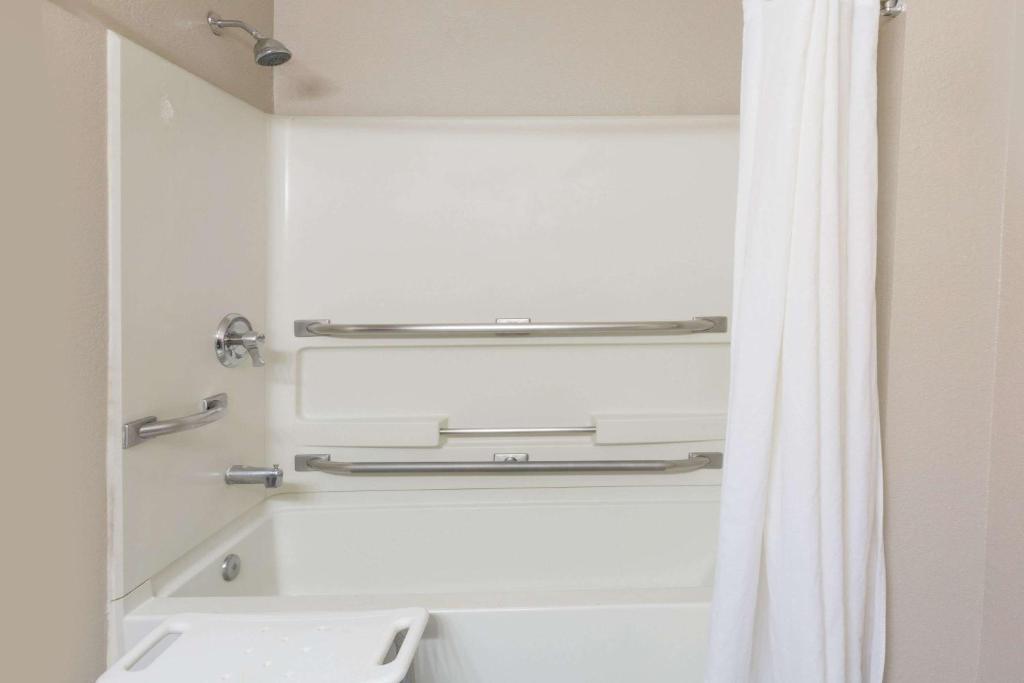 Queen Room – Mobility AccessNon-Smoking