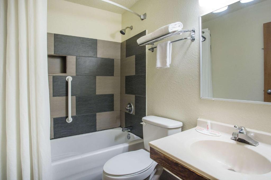 Queen Room with Two Queen Beds – Non-Smoking