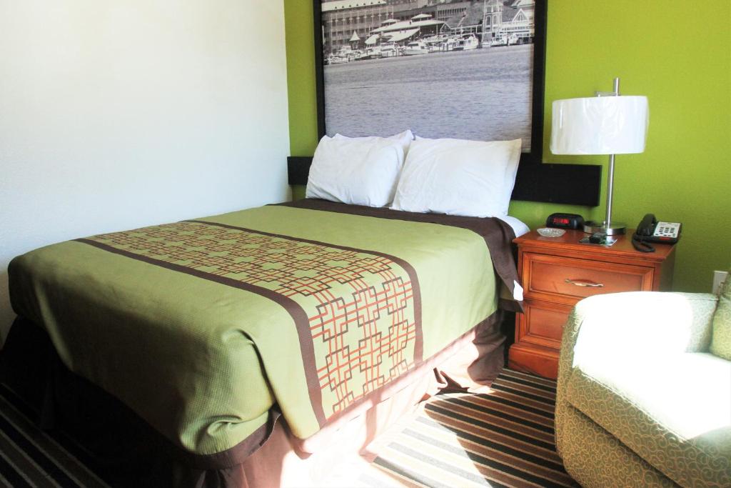 Queen Room – Mobility AccessNon-Smoking