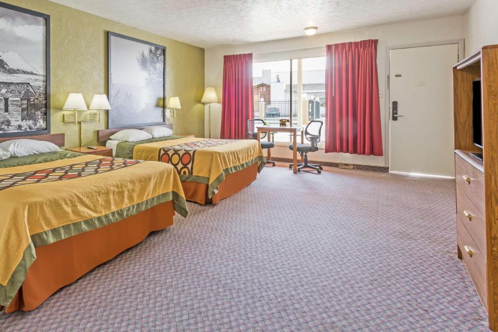 Deluxe Queen Room with Two Queen Beds – Non-Smoking