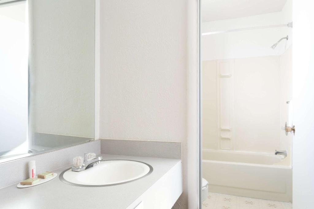 Deluxe Queen Room with Two Queen Beds – Non-Smoking