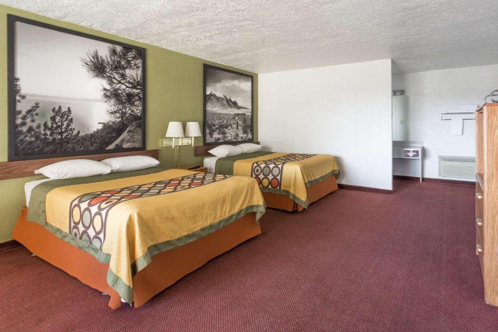 Queen Room with Two Queen Beds – Non-Smoking