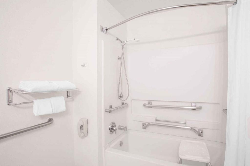 Queen Room – Mobility AccessNon-Smoking