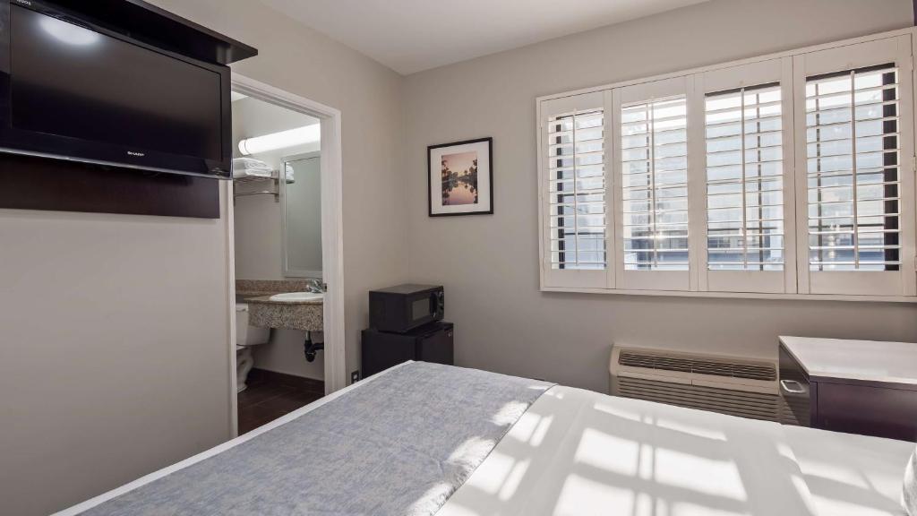 Queen Room – Non-Smoking