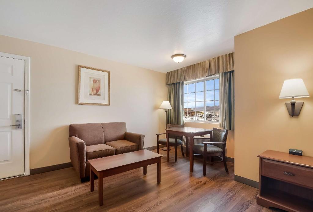 King Suite – Non-Smoking