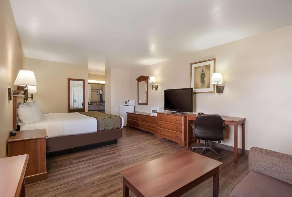 King Suite – Non-Smoking