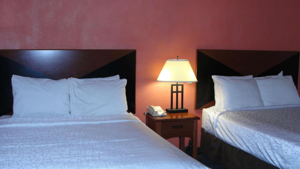 Queen Room with Two Queen Beds – Pet-friendly