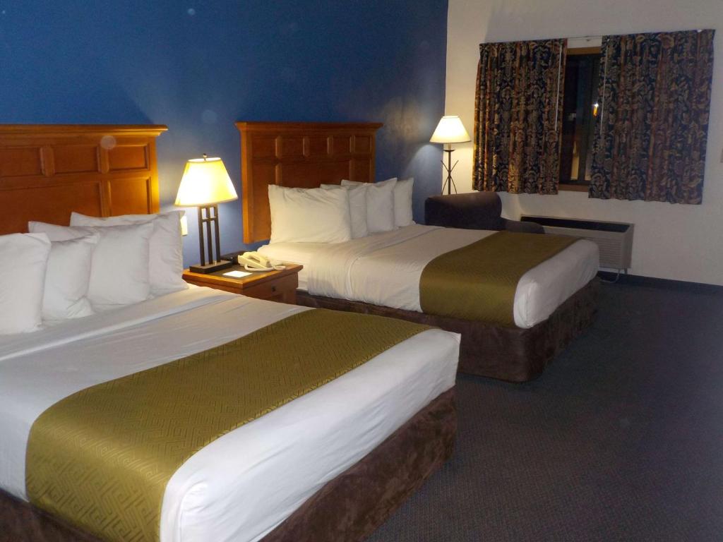 Queen Room with Two Queen Beds – Pet FriendlySmoking