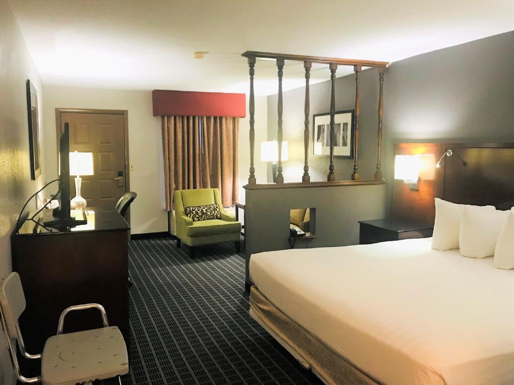 King Suite with Bath Tub – Disability Access