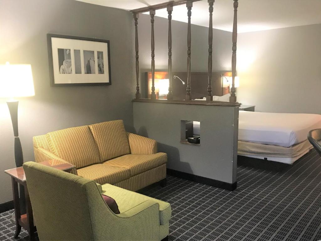 King Suite with Bath Tub – Disability Access