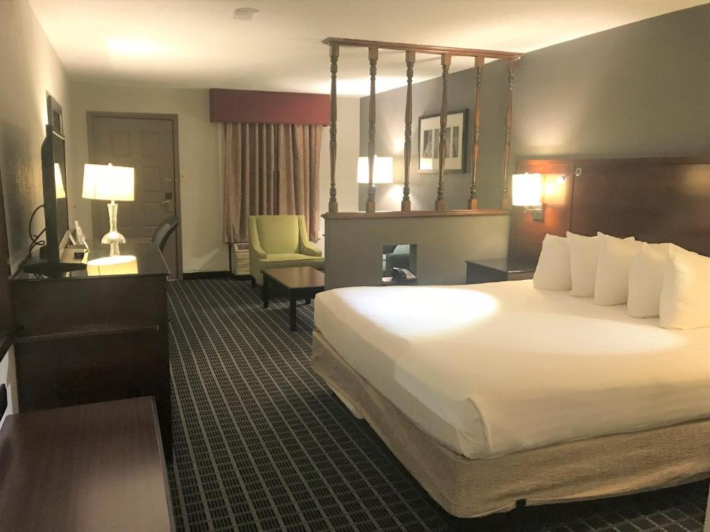 King Suite with Sofa – Non-Smoking