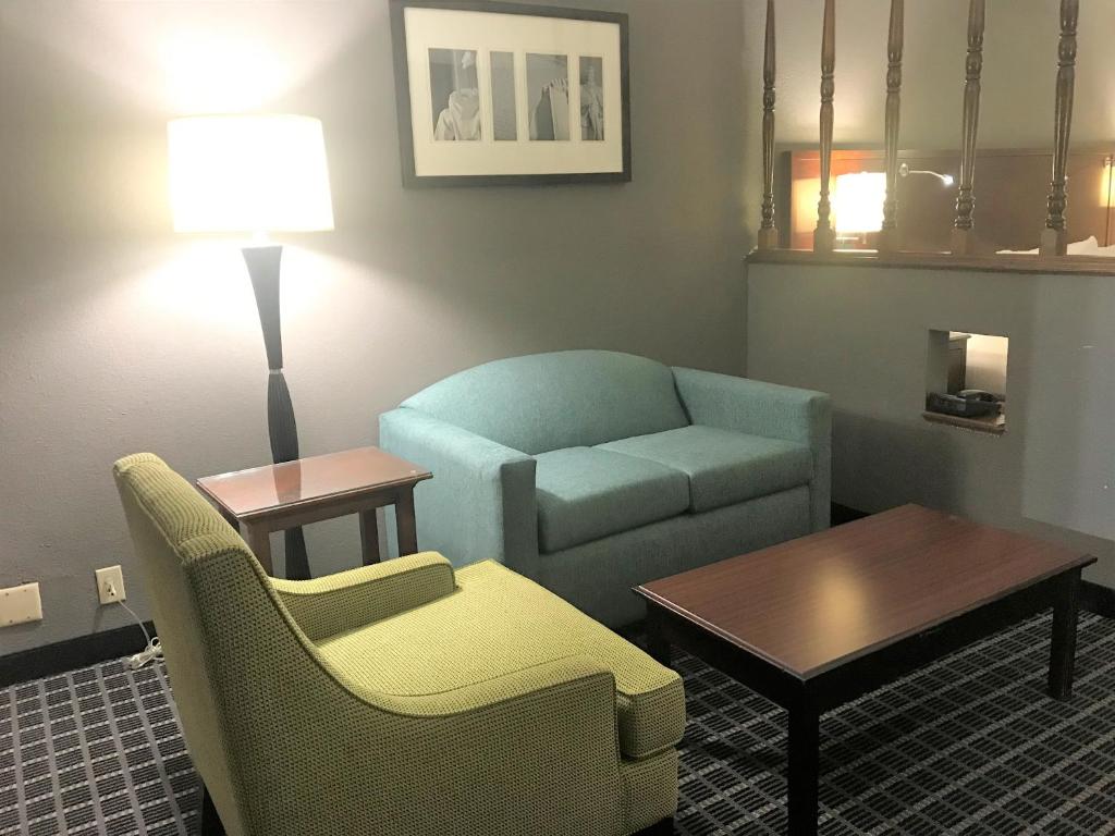 King Suite with Sofa – Non-Smoking