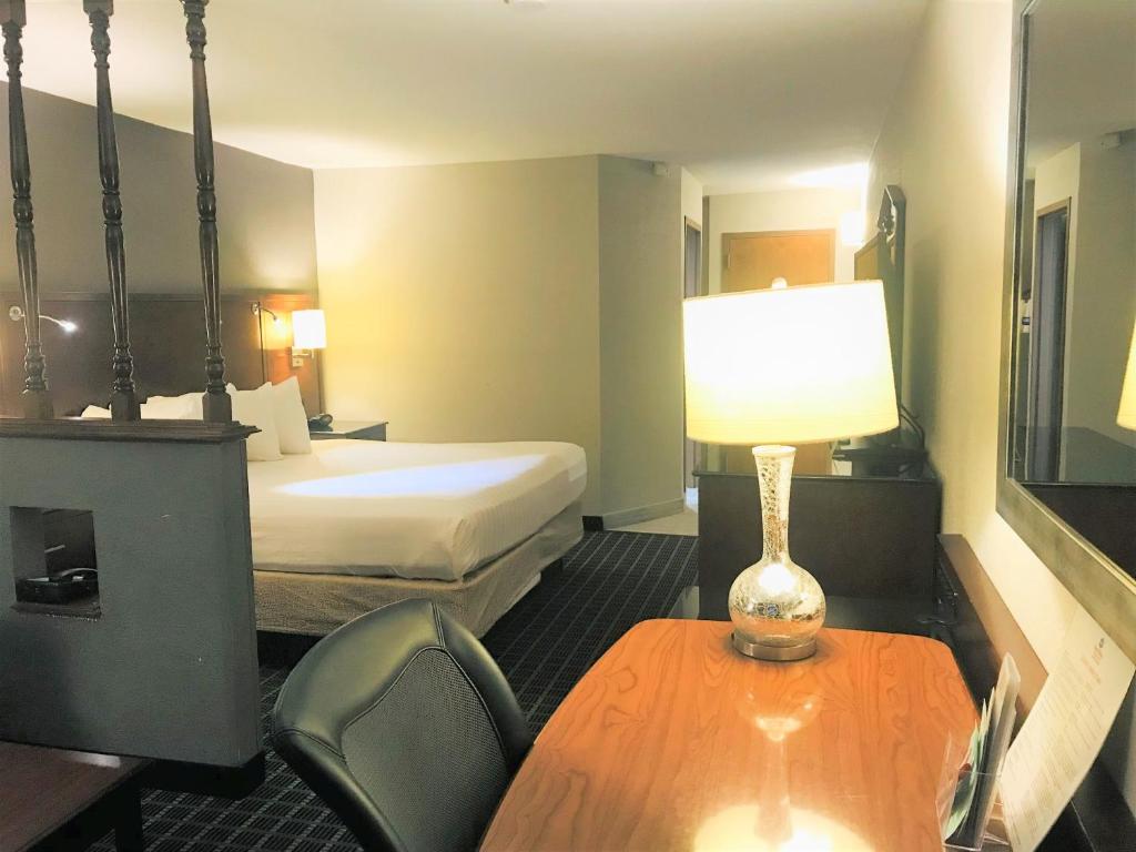 King Suite with Sofa – Non-Smoking