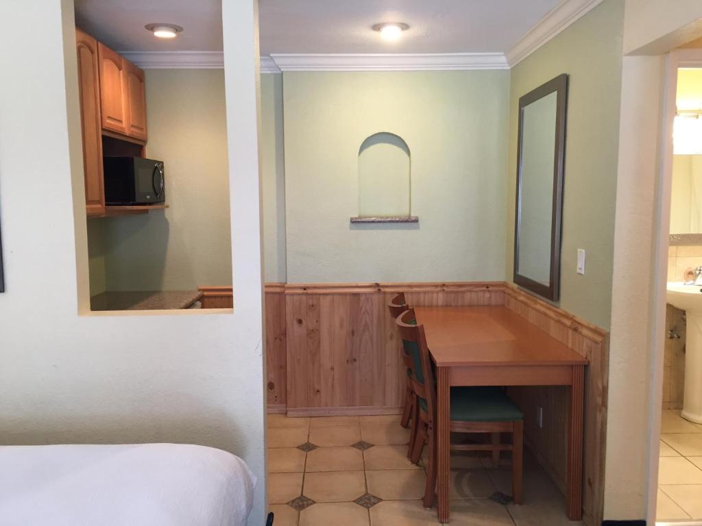 Deluxe Queen Room with Two Queen Beds – Non-Smoking