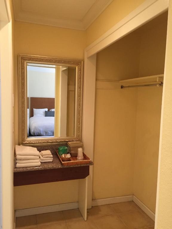Deluxe Queen Room with Two Queen Beds – Non-Smoking