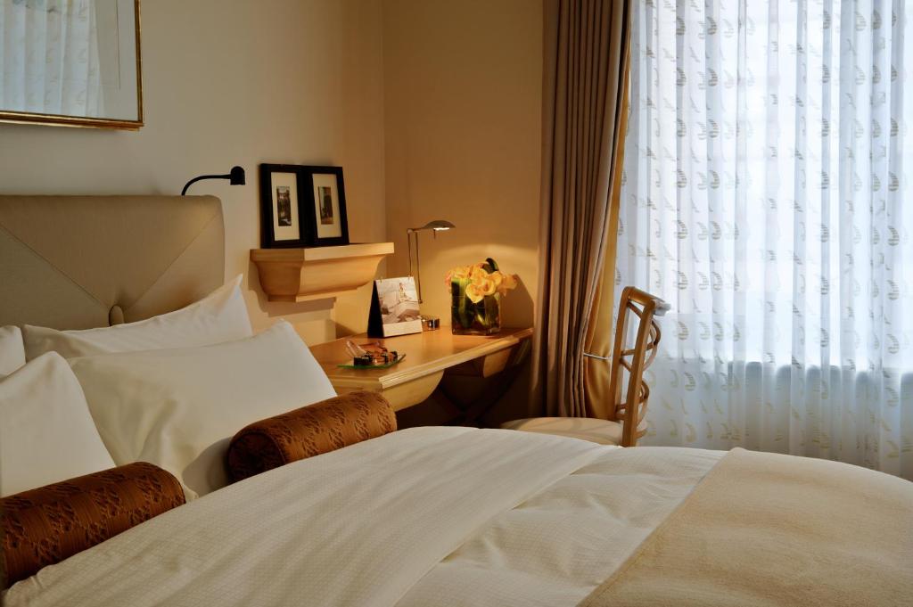 California Room King Bed