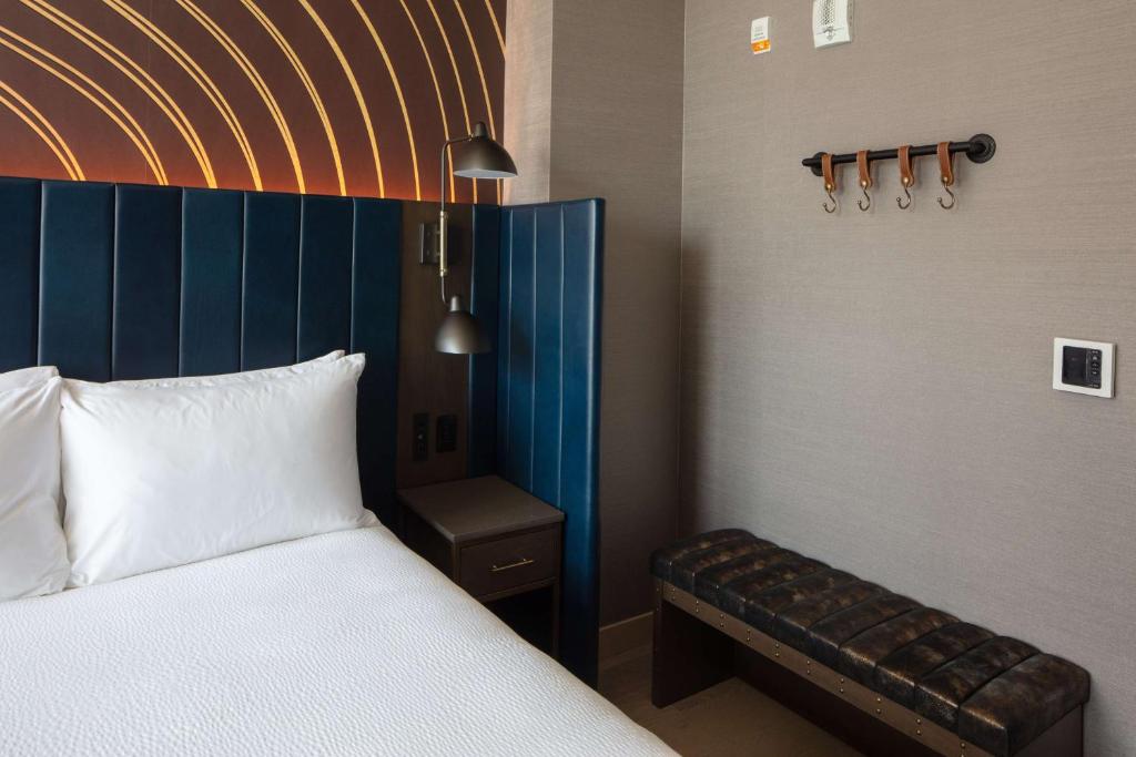 Deluxe King Room with City View – Top Floors